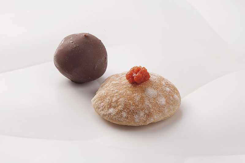 jamon-de-bellota-con-pan-y-tomate-bonbon-de-chorizo-de-bellota-y-chocolate-fisan