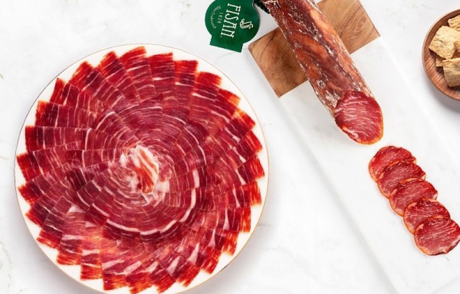 El jamón ibérico y el lomo ibérico no se consideran embutidos: su proceso de elaboración determina el motivo